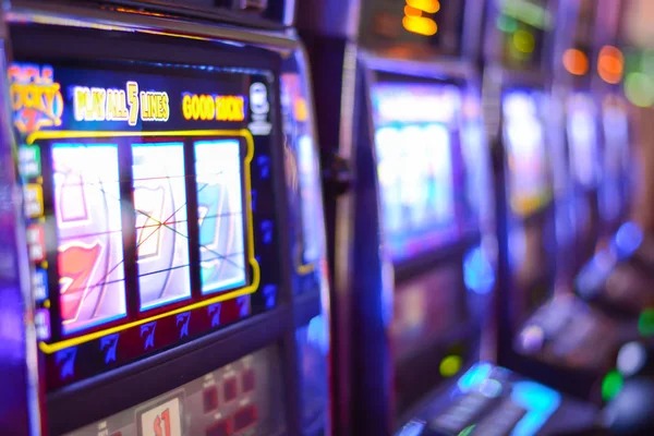 Live BandarQ table layout on spbu platform showing dealer, cards, and player positions